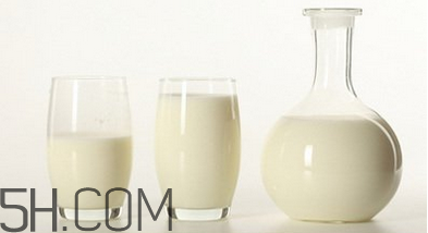 不宜喝牛奶的人群有哪些？牛奶和哪些食物相克？