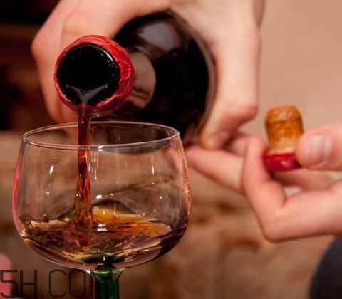 喝酒會(huì)引起尿酸偏高嗎？喝酒會(huì)引起尿毒癥嗎？