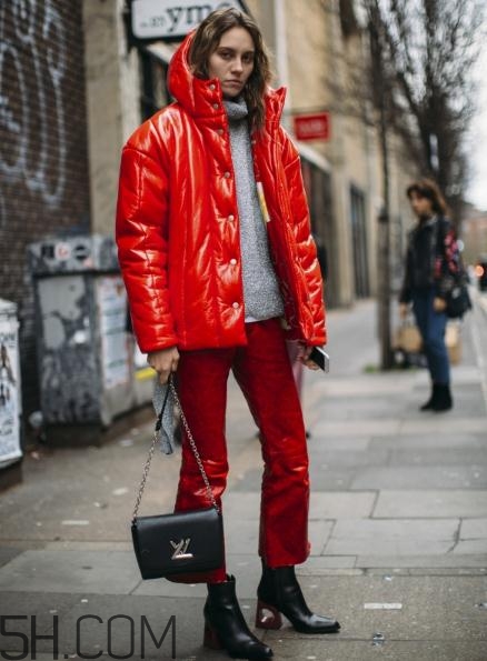 紅色羽絨服怎么搭配？紅色羽絨服搭配圖片