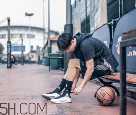 under armour curry 4黑白配色上腳效果怎么樣？