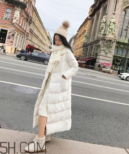 白色羽絨服配什么鞋子？白色羽絨服搭配鞋子圖片