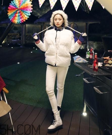 白色羽絨服配什么鞋子？白色羽絨服搭配鞋子圖片