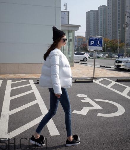 白色羽絨服配什么褲子？白色羽絨服搭配褲子圖片