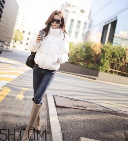 白色羽絨服配什么褲子？白色羽絨服搭配褲子圖片