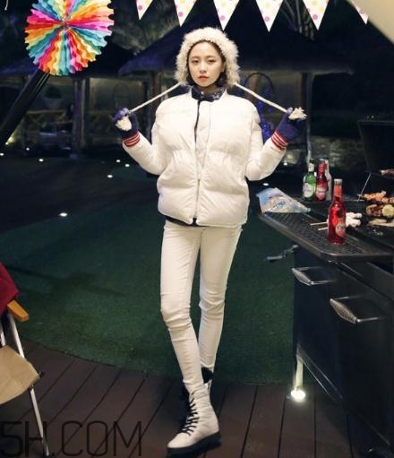 白色羽絨服配什么褲子？白色羽絨服搭配褲子圖片