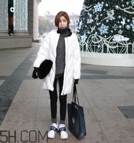 白色羽絨服配什么顏色毛衣？白色羽絨服搭配毛衣圖片
