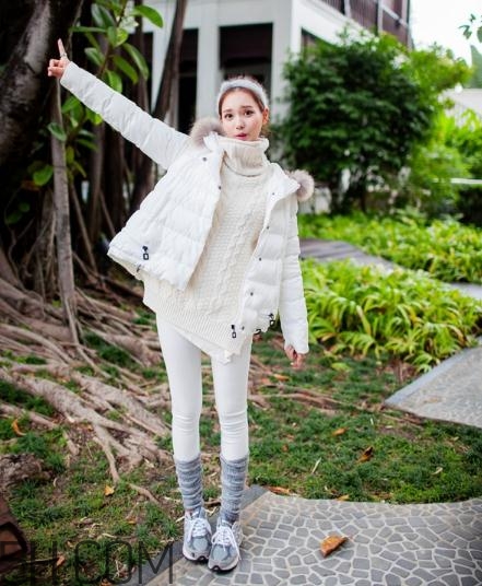 白色羽絨服配什么顏色毛衣？白色羽絨服搭配毛衣圖片