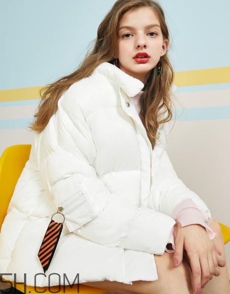白色羽絨服怎么保存不發(fā)黃？白色羽絨服怎么打理？