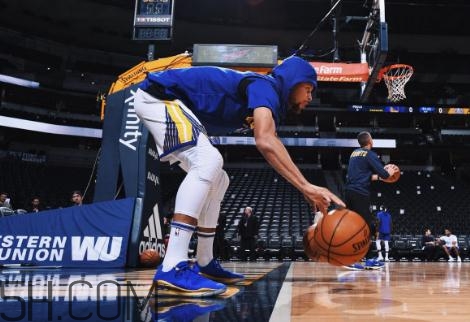 under armour curry 4 low勇士隊(duì)藍(lán)金配色會(huì)發(fā)售嗎？
