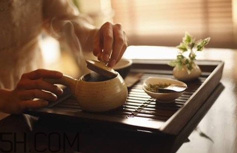 玫瑰花茶能和蜂蜜一起喝嗎？玫瑰花茶能放冰糖嗎