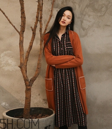 焦糖色衣服怎么搭配？焦糖色衣服搭配示范