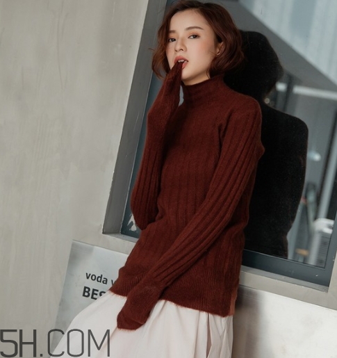 焦糖色衣服怎么搭配？焦糖色衣服搭配示范