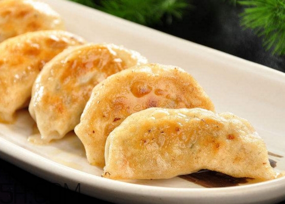 煎餃?zhǔn)窍戎笫爝€是蒸熟？煎餃和鍋貼有什么區(qū)別