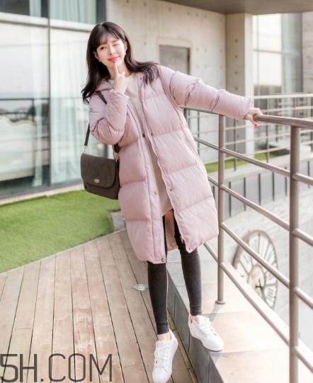 粉色羽絨服怎么搭配？粉色羽絨服搭配圖片
