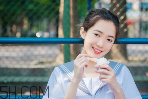 美寶蓮小燈管16號(hào)奶茶色好看嗎？學(xué)生黨口紅什么顏色好看？