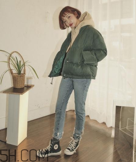 軍綠色羽絨服怎么搭配？軍綠色羽絨服搭配圖片