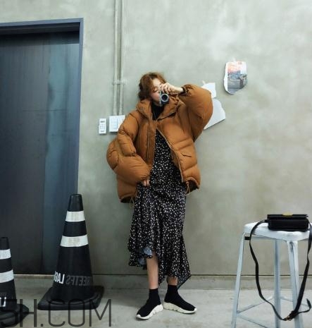 焦糖色羽絨服配什么顏色好看？焦糖色羽絨服搭配圖片