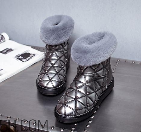 穿雪地靴要穿襪子嗎？雪地靴要光腳穿才保暖嗎？
