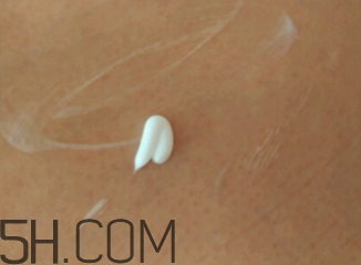 雅芳小黑裙香體乳怎么樣？雅芳小黑裙香體乳好用嗎？