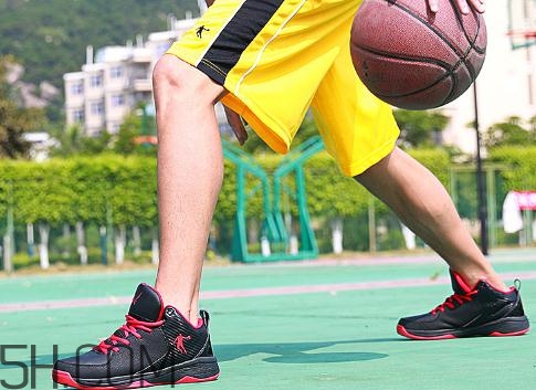 籃球鞋高幫好還是低幫好？籃球鞋高幫和低幫的區(qū)別