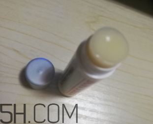 小蜜蜂細致修護唇膏很油嗎？夏天用合適嗎？