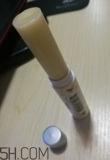 小蜜蜂細致修護唇膏很油嗎？夏天用合適嗎？