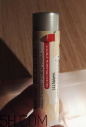 小蜜蜂細致修護唇膏很油嗎？夏天用合適嗎？
