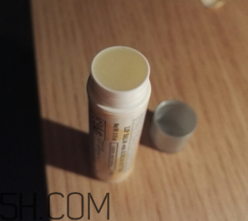 小蜜蜂細致修護唇膏很油嗎？夏天用合適嗎？