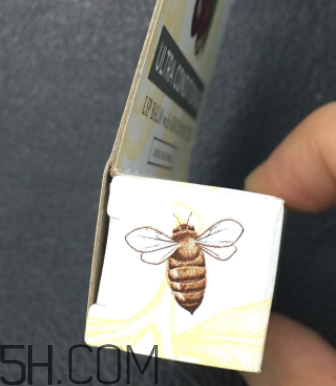 小蜜蜂細致修護唇膏很油嗎？夏天用合適嗎？