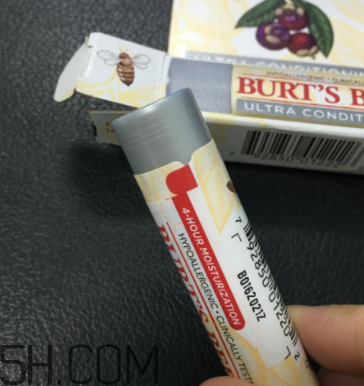 小蜜蜂細致修護唇膏很油嗎？夏天用合適嗎？