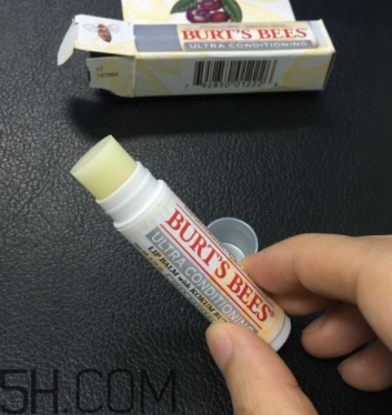 小蜜蜂細致修護唇膏很油嗎？夏天用合適嗎？