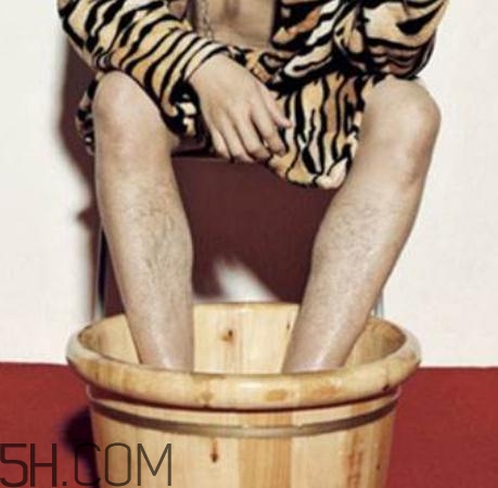 精索靜脈曲張可以穿牛仔褲嗎？精索靜脈曲張可以泡腳嗎？