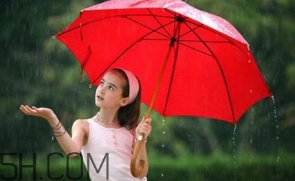 女生說記得帶傘什么意思？女生說雨傘什么意思？