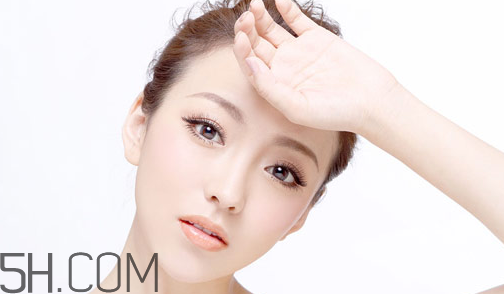 雅詩(shī)蘭黛眼霜適合多大年齡用？雅詩(shī)蘭黛和蘭蔻的眼霜哪個(gè)好？