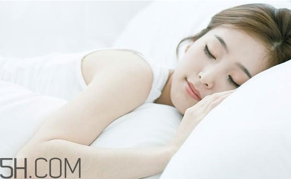 敷睡眠面膜臉刺痛怎么回事？閉口粉刺可以用面膜嗎？