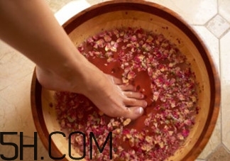 用什么泡腳比較好？艾葉泡腳還是紅花泡腳？