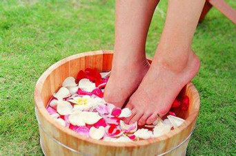 用什么泡腳比較好？艾葉泡腳還是紅花泡腳？