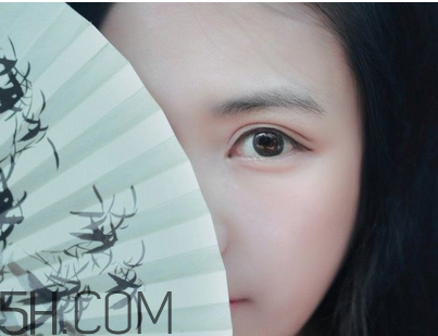 粉餅和散粉哪個(gè)定妝效果好？定妝粉和定妝粉餅的使用方法