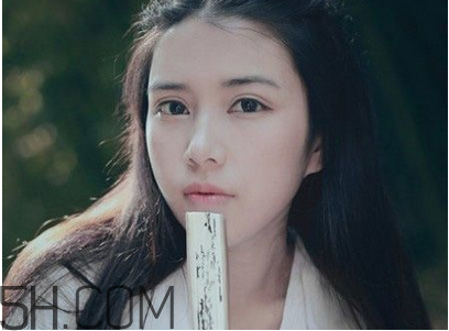 粉餅和散粉哪個(gè)定妝效果好？定妝粉和定妝粉餅的使用方法