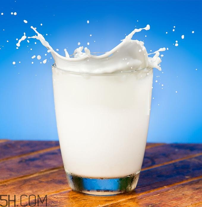 酸奶什么時候喝最好？睡前喝酸奶好還是牛奶好？