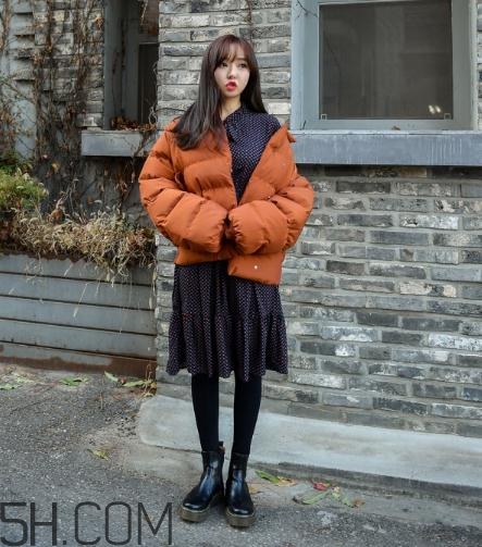 棉服配裙子好看嗎？棉衣配什么裙子好？