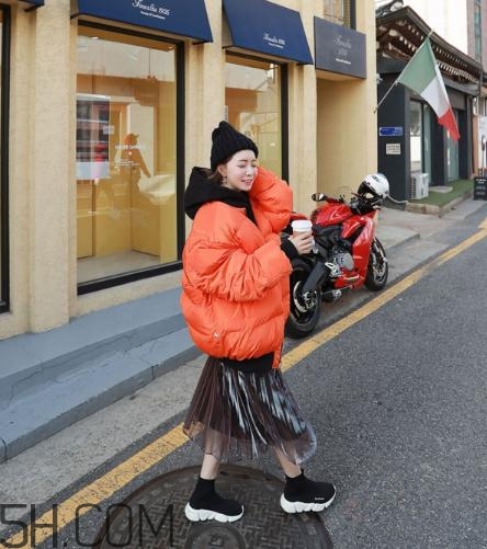 棉服配裙子好看嗎？棉衣配什么裙子好？