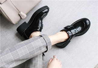 新皮鞋前面擠腳怎么辦？新鞋子磨腳后跟怎么辦？