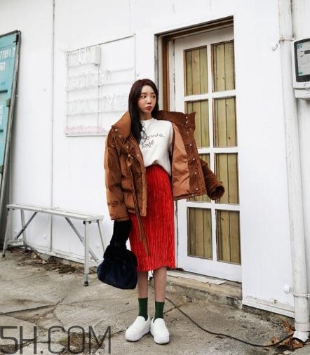 焦糖色棉襖配什么內(nèi)搭？焦糖色棉服搭配圖片