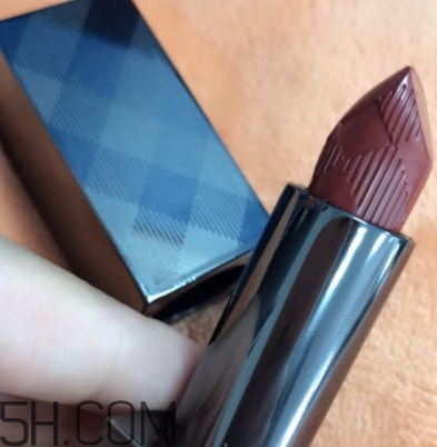 burberry口紅97和93哪個(gè)好看？burberry巴寶莉97和93對(duì)比