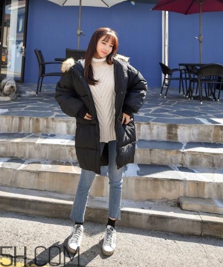黑色羽絨服配什么顏色毛衣？黑色羽絨服搭配毛衣圖片