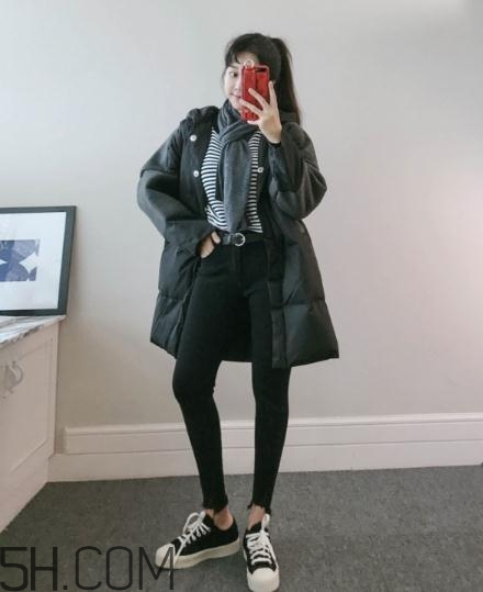 黑色羽絨服配什么顏色毛衣？黑色羽絨服搭配毛衣圖片