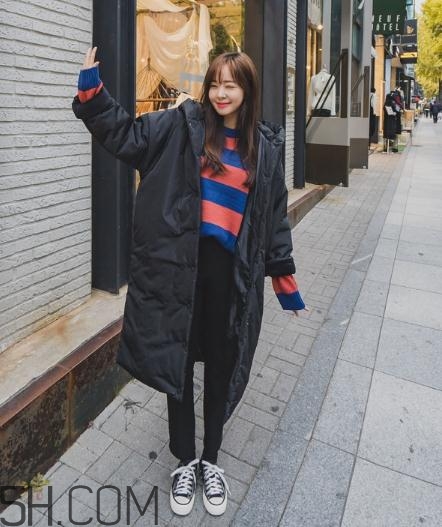 黑色羽絨服配什么顏色毛衣？黑色羽絨服搭配毛衣圖片