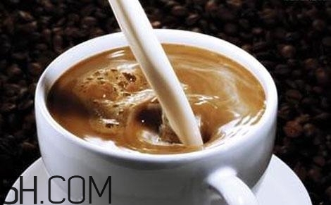 牛奶和咖啡可以混在一起喝嗎？怎么混合牛奶和咖啡？