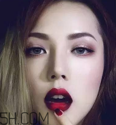 反咬唇妝是什么樣的？染唇妝和咬唇妝的區(qū)別
